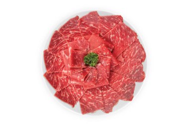 Shabu Shab için hazırlanmış seramik tabakta dilimlenmiş Japon wagyu bifteğinin detaylı bir görüntüsü.