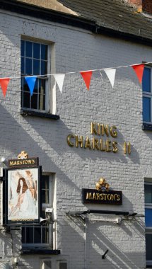 Ross On Wye, Herefordshire, İngiltere 24 Eylül 2023: Kral II. Charles, yerel olarak Charlie olarak bilinen şehir merkezinin göbeğindeki ana caddelerden birinde yer alan güzel bir vagon barı.