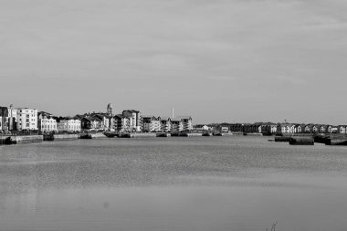 Köstebek olarak bilinen karanın gelişmemiş ve geniş yörüngesi yeni marinanın bulunduğu yerdir. Merkez hükümet tarafından verilen yenilenme için 20 milyonluk fonların seviyelendirilmesi