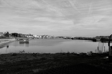 Köstebek olarak bilinen karanın gelişmemiş ve geniş yörüngesi yeni marinanın bulunduğu yerdir. Merkez hükümet tarafından verilen yenilenme için 20 milyonluk fonların seviyelendirilmesi
