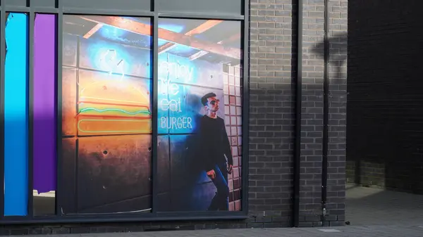 Barry, Glam Vadisi, Galler 02 Şubat 2024 İş Mahallesi planlanan marinanın batı kıyısında yer almaktadır. Yeni dükkanlar, restoranlar bomboş. Yüksek oranlar, kiracılar kiracı eksikliğinden sorumlu tutuluyor.