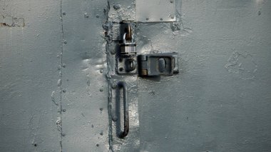 Barry rıhtımındaki sanayi bölgesinde güvenli bir şekilde kilitlenmiş gri bir kapı..