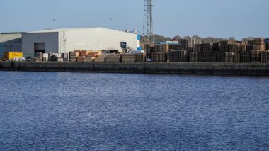 Barry, Glam Vadisi, Galler 02 Şubat 2024: Barry limanının doğu sınırları geleneksel endüstriyel manzarasını koruyan aktif limandır. 160 dönümlük Dow Corning arazisi bunun ötesine uzanıyor..