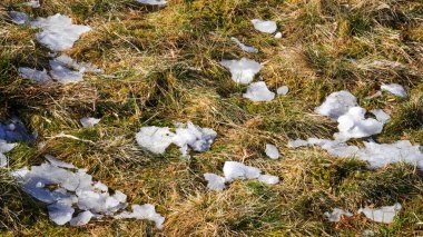 Galler dağ kışı manzarası. Storey Arms 'ın üstündeki dağların tepesinde Brecon Beacons' da kar yağıyor. Buzlu koşullar ama güneş parlıyor ve tepelerdeki karları eritti..
