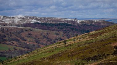 Galler dağ kışı manzarası. Storey Arms 'ın üstündeki dağların tepesinde Brecon Beacons' da kar yağıyor. Buzlu koşullar ama güneş parlıyor ve tepelerdeki karları eritti..
