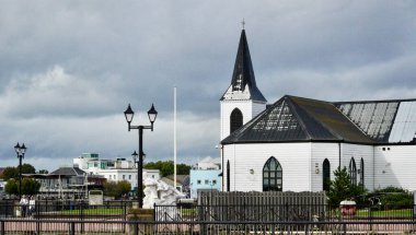 Cardiff Körfezi, Cardiff, Galler 25 Eylül 2023: Cardiff Körfezi 'ndeki birçok önemli binadan biri olan eski Norveç Denizci Kilisesi' nin mimari ayrıntılarına yakından bakın..