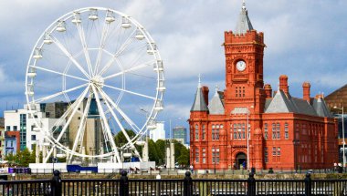 Cardiff Körfezi, Cardiff, Galler 25 Eylül 2023: Pierhead binasının mimari ayrıntıları (1897) Galler 'deki çarpıcı Cardiff Körfezi' nin büyük dönme dolabıyla birlikte bilinen bir simgesidir.