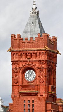 Cardiff Körfezi, Cardiff, Galler 25 Eylül 2023: Pierhead binasının mimari ayrıntıları (1897) Galler 'deki çarpıcı Cardiff Körfezi' nin büyük dönme dolabıyla birlikte bilinen bir simgesidir.