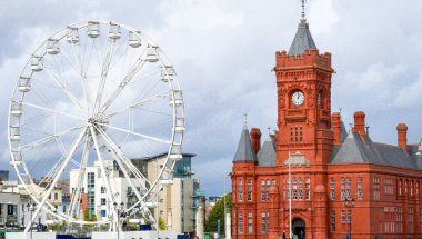 Cardiff Körfezi, Cardiff, Galler 25 Eylül 2023: Pierhead binasının mimari ayrıntıları (1897) Galler 'deki çarpıcı Cardiff Körfezi' nin büyük dönme dolabıyla birlikte bilinen bir simgesidir.