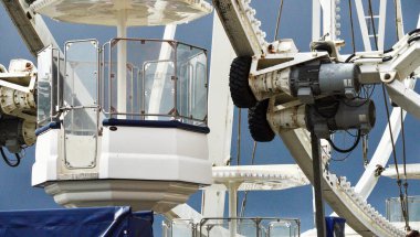 Cardiff Körfezi, Cardiff, Galler 25 Eylül 2023: Cardiff Körfezi yakınlarındaki Cardiff Körfezi 'ndeki büyük dönme dolabın ve İskele Başı Binası' nın görüntüsü yolculuğun mekanizmalarını ve metal yapısını gösteriyor.