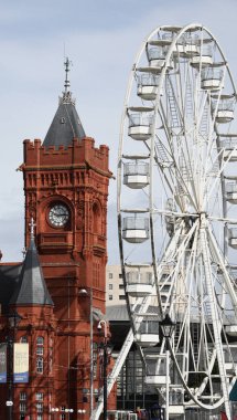 Cardiff Körfezi, Cardiff, Galler 25 Eylül 2023: Pierhead binasının mimari ayrıntıları (1897) Galler 'deki çarpıcı Cardiff Körfezi' nin büyük dönme dolabıyla birlikte bilinen bir simgesidir.