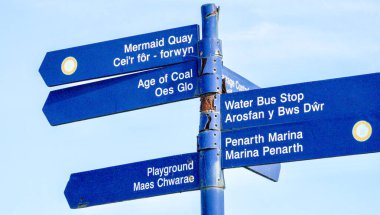 Cardiff Körfezi, Cardiff, Galler 25 Eylül 2023: Cardiff 'in en popüler semtlerinden bazılarına yol gösteren tabela.