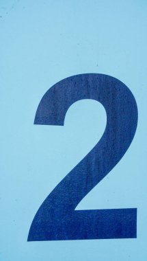 Cardiff Körfezi, Cardiff, Galler 25 Eylül 2023: 1, 2 ve 3 numaralı büyük siyah sayılar Cardiff Barajı 'nın üzerindeki kilitlerin üzerine boyanmıştır. Kilitler, yüksek gelgitte Cardiff Körfezi 'nden küçük teknelerin girmesine izin veriyor..