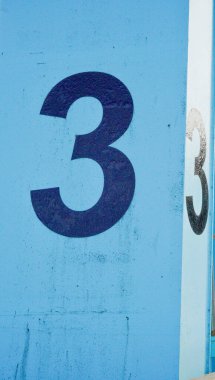 Cardiff Körfezi, Cardiff, Galler 25 Eylül 2023: 1, 2 ve 3 numaralı büyük siyah sayılar Cardiff Barajı 'nın üzerindeki kilitlerin üzerine boyanmıştır. Kilitler, yüksek gelgitte Cardiff Körfezi 'nden küçük teknelerin girmesine izin veriyor..