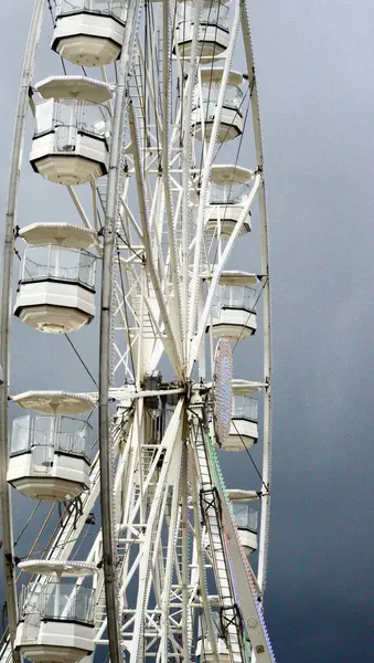 stock image Cardiff Bay, Cardiff, Wales Sept 25 2023: Close up image of the big ferris wheel at Cardiff Bay near Mermaid Quay and the Pier Head Building showing the mechanisms and metal structure of the ride.