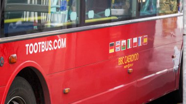 Cardiff, Wales, 29 Ekim 2023 çift katlı, kırmızı Cardiff şehir merkezi tur otobüsü. Ziyaretçiler bütün gün otobüse atlayıp Galler 'in başkentindeki manzaraları seyredebilirler..