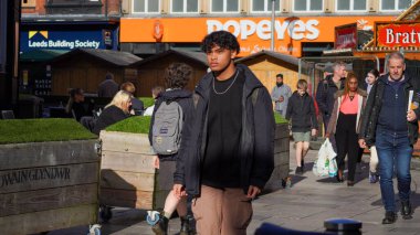 Cardiff, Galler, 29 Ekim 2023, Cardiff şehir merkezinde yoğun bir öğleden sonra. Sokak fotoğrafçılığı, güneşli bir öğleden sonra Galler 'in başkentinin sokaklarındaki koşuşturma ve koşuşturmayı resmediyor..  