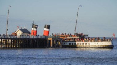 PS Waverley, Penarth Rıhtımı 'nın sonunda demirlemiş. Güney Galler' in Glamorgan Vadisi 'nden yolcu alıyor.