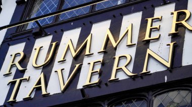 Cardiff Wales, 29 Ekim 2024 The Rummer Tavern, Duke Street Cardiff 18. yüzyılın başlarına ait. Dış cephesi Tudor tasarımı ve Cardiff Kalesi tarafından ünlü bir bardır..