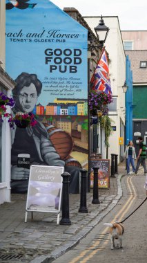 Tenby, Pembrokeshire, Galler - 02 Temmuz 2024: Tenby 'deki en eski bar parlak boyanmış bir vagon evidir. Dylan Thomas 'ın, süt odununun altında yazarken müşterilerinden biri olduğu bildirildi..