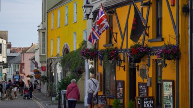 Tenby, Pembrokeshire, Galler - 02 Temmuz 2024: Tenby 'deki en eski bar parlak boyanmış bir vagon evidir. Dylan Thomas 'ın, süt odununun altında yazarken müşterilerinden biri olduğu bildirildi..