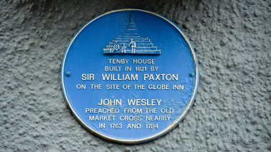 Yuvarlak mavi bir miras plaketi, turistlere 1821 yılında Globe Inn 'de Sir Williams Paxton tarafından inşa edildiğini bildirir. Ayrıca John Wesley 'in 1763 ve 1784' te yakınlarda vaaz verdiğini de. 