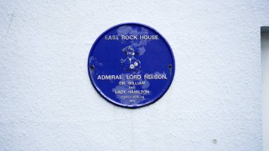 East Rock House 'da eski moda harflerle isim levhaları ve Amiral Lord Nelson, Sör William ve Leydi Hamilton' ın 1801 'de evde kaldığını belirten bir anıt mavi miras levhası var.. 