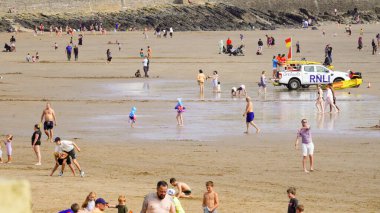 Barry Adası, Glamorgan, Galler Vadisi - 26 Ağustos 2024: BBC dizisi Gavin ve Stacey tarafından ünlü edilen Barry Adası, kumsalda eğlenen ailelerle güneşli bir banka tatili için kalabalıkları topluyor.. 