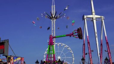 Barry, Glamorgan, Galler 'den Vale, 30 Ağustos 2024: Barry Adası' ndaki Zevk Parkı İngiltere 'nin en yüksek fuar alanlarından birine sahiptir. Uzaktan bile görülebilirler. Tüm yıl boyunca ziyaret etmek için popüler bir yer.