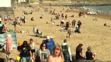 Barry Island, Glam Wales 'in Vale' i, 26 Ağustos 2024: Barry BBC dizisi Gavin ve Stacey tarafından meşhur edilmiştir. Herkes mutlu ve rahattır. Gün ışığından olabildiğince yararlanırlar..