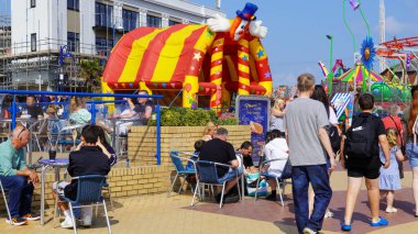 Barry Island, Glam, Galler Vadisi, 30 Ağustos 2024: Gavin ve Stacey serisinin bir Noel özel gösterisi ve finali, Marco 'nun Meşhur Kafesi ve Barry Adası' ndaki hayranlarının ilgisini tazeledi