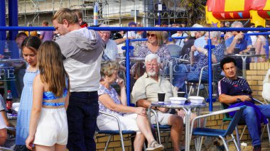 Barry Island, Glam, Galler Vadisi, 30 Ağustos 2024: Gavin ve Stacey serisinin bir Noel özel gösterisi ve finali, Marco 'nun Meşhur Kafesi ve Barry Adası' ndaki hayranlarının ilgisini tazeledi