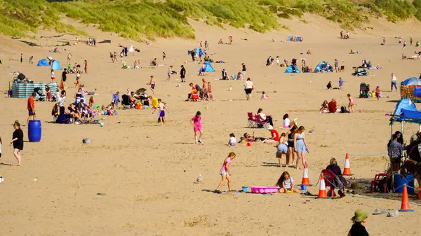 Porthcawl, Bridgend, Galler - 15b 2024: Porthcawl 'daki Coney Sahili altın kuma sahiptir ve marram otlarıyla kaplıdır. Yazın hava güzel olduğunda aileler için popüler bir yerdir.