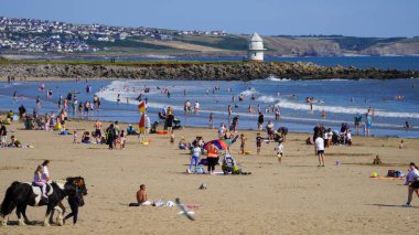 Porthcawl, Bridgend, Galler: 15 Ağustos 2024: Coney Beach, Porthcawl, Güney Galler 'de her yaştan çocukların kumsalda geleneksel eşek gezintisi yapabildiği birkaç deniz kıyısındaki tatil beldesinden biridir..