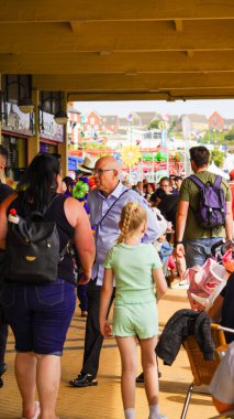 Barry Adası, Glam, Galler Vadisi, 27 Ağustos 2024: Güneşli bir yaz tatili, plaj, dondurma, balık ve patates kızartması, hediyelik eşya alışverişi ve eğlence için kalabalığı çekeceği garanti.   