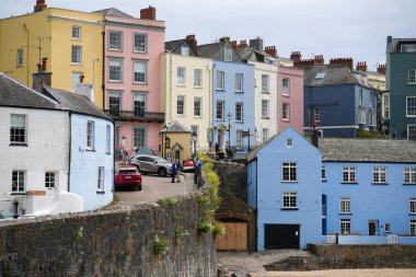 Tenby, Pembrokeshire, Galler, 3 Temmuz 2024: Resimli renkli mimarisi ile Tenby kasabası Galler 'de popüler bir turizm merkezidir. Liman her yıl birçok ziyaretçi çeker..