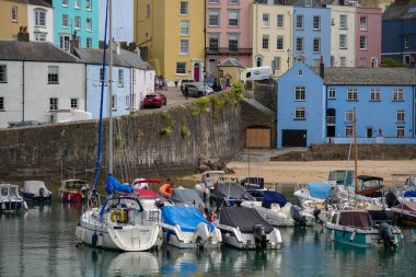 Tenby, Pembrokeshire, Galler, 3 Temmuz 2024: Resimli renkli mimarisi ile Tenby kasabası Galler 'de popüler bir turizm merkezidir. Liman her yıl birçok ziyaretçi çeker..