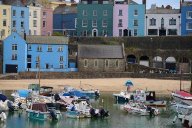 Tenby, Pembrokeshire, Galler, 3 Temmuz 2024: Resimli renkli mimarisi ile Tenby kasabası Galler 'de popüler bir turizm merkezidir. Liman her yıl birçok ziyaretçi çeker..