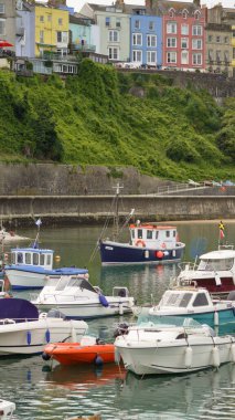 Tenby, Pembrokeshire, Galler, 3 Temmuz 2024: Resimli renkli mimarisi ile Tenby kasabası Galler 'de popüler bir turizm merkezidir. Liman her yıl birçok ziyaretçi çeker..