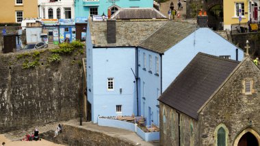 Tenby, Pembrokeshire, Galler, 3 Temmuz 2024: Resimli renkli mimarisi ile Tenby kasabası Galler 'de popüler bir turizm merkezidir. Liman her yıl birçok ziyaretçi çeker..