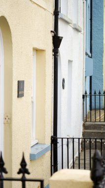 Tenby, Pembrokeshire, Galler, 3 Temmuz 2024: Resimli renkli mimarisi ile Tenby kasabası Galler 'de popüler bir turizm merkezidir. Liman her yıl birçok ziyaretçi çeker..