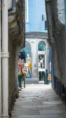 Tenby, Pembrokeshire, Galler - 3 Temmuz 2024: Tenby, tarihi açıdan limandan şehre mal taşımak için kısayol olarak kullanılan dar sokakları ve dar sokakları ile ünlüdür.