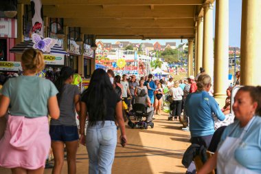 Barry Island, Barry, Barry, Glam, Galler 'den Vale - 27 Ağustos 2024: İnsanlar Barry Adası' ndaki, Gavin ve Stacey TV şovu, eğlence atölyeleri ve balık ve patates kızartma dükkanlarıyla ünlü batı barınağını ziyaret ediyorlar..
