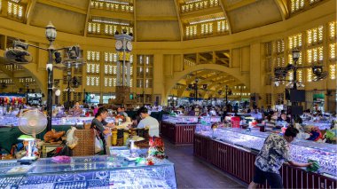 Phnom Penh, Kamboçya, Asya, 12 Ocak 2025: Phnom Penh şehir merkezindeki büyük kapalı Orussey Pazarı 'nın içinde. 1937 'de Art Deco binasında inşa edilen bu pazar şehrin simgesidir..