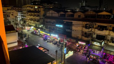 Phnom Penh, Kamboçya, Asya, 12 Ocak 2025: Gece hayatı, kalabalık sokak hayatı, Phnom Penh 'de ev sahibi barları, alkol, parti sokakları, neon ışıkları, turistler, yerli ve gezginlerle eğlence. Uyku yok..