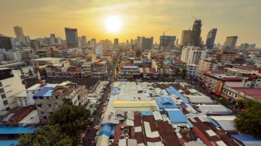 Phnom Penh ufuk çizgisi, Kamboçya 'daki bu güzel Asya şehrinin manzarası gün batımında otelin çatısından, teras manzarasından. Tatil için Kamboçya 'yı keşfetmek, seyahatler, hayat boyu yolculuk, seyahat.