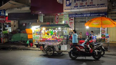 Phnom Penh, Kamboçya, Asya, 12 Ocak 2025: Gece hayatı, kalabalık sokak hayatı, Phnom Penh 'de ev sahibi barları, alkol, parti sokakları, neon ışıkları, turistler, yerli ve gezginlerle eğlence. Uyku yok..