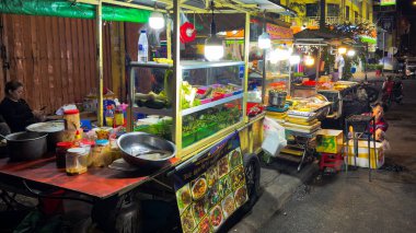Phnom Penh, Kamboçya, Asya, 12 Ocak 2025: Phnom Penh 'deki gece marketleri, geleneksel Khmer yemekleri, yerel yemekler, sokak yemekleri, sıcak, hızlı ve taze. Yerel halk fast food, meyve ve sebze alışverişi yapıyor.