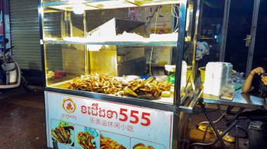 Phnom Penh, Kamboçya, Asya, 12 Ocak 2025: Phnom Penh, Kamboçya 12 Ocak 2025. 4k film, Phnom Penh 'deki gece marketleri, geleneksel Khmer yemekleri, yerel yemekler, sokak yemekleri, sıcak, hızlı ve taze. Izgara 