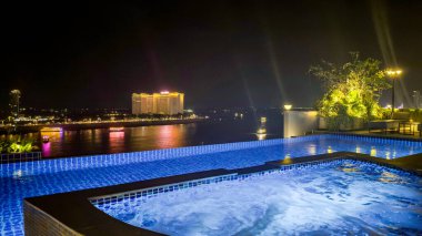 Phnom Penn, Kamboçya, 12 Ocak 2025. Phnom Penh ufuk çizgisi, Kamboçya 'daki bu güzel Asya şehri ve nehri boyunca otelin çatısı, teras manzarası. Kamboçya 'da tatil, seyahat, hayatının gezisi..